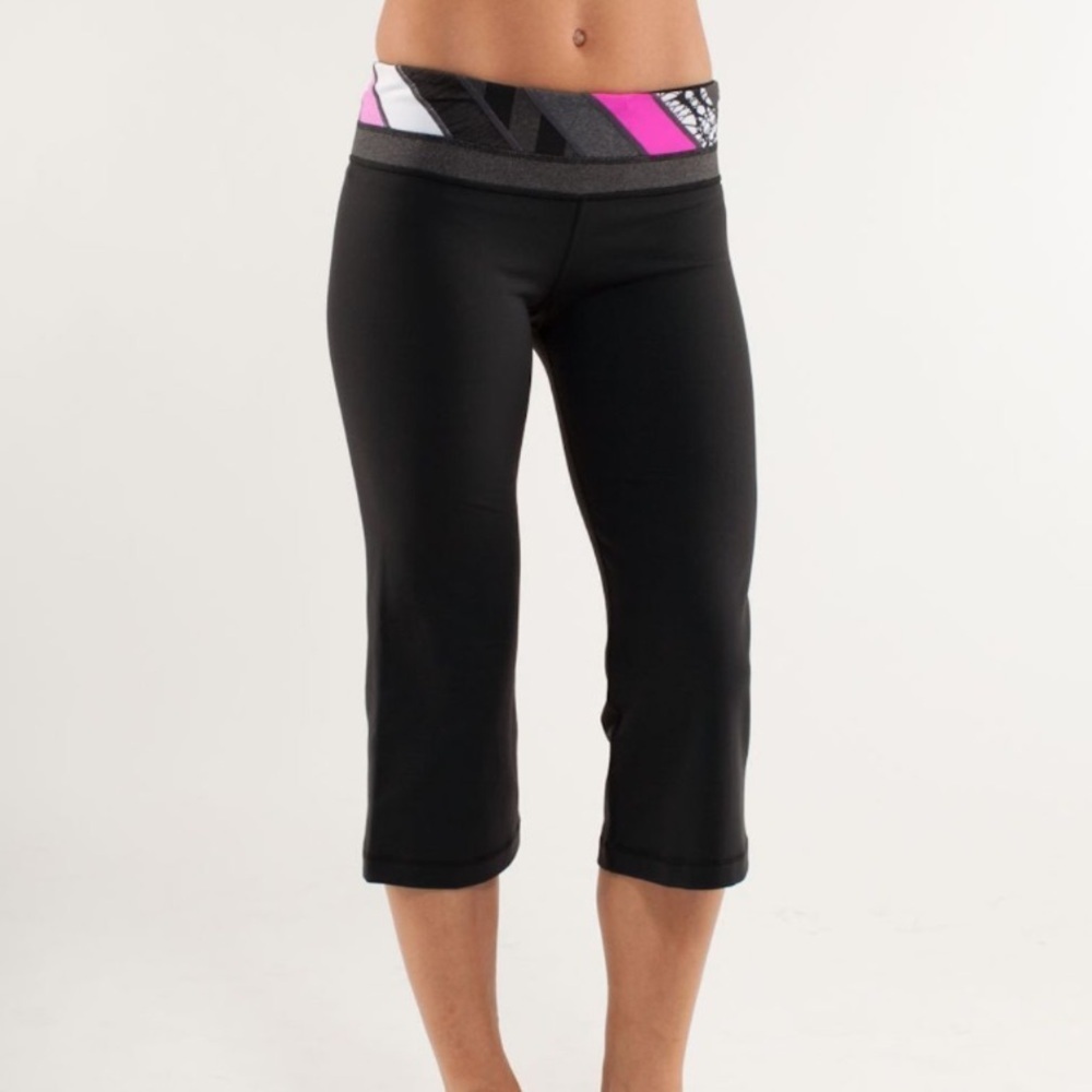 Lululemon Groove Crop Reversible 
Black / Quilting Winter 7 / Quilting Winter 7